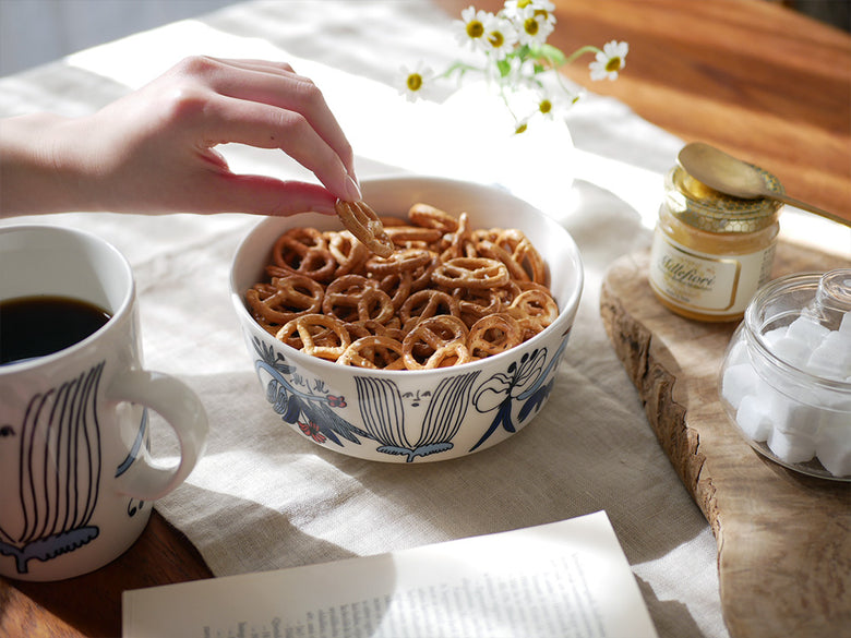 アラビアの磁器製プータルフリボウルに盛られたプレッツェル