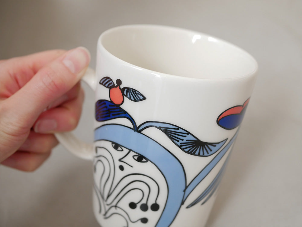 アラビア製磁器マグカップ。口ひげのデザインが施された500ml容量のコーヒーカップ。