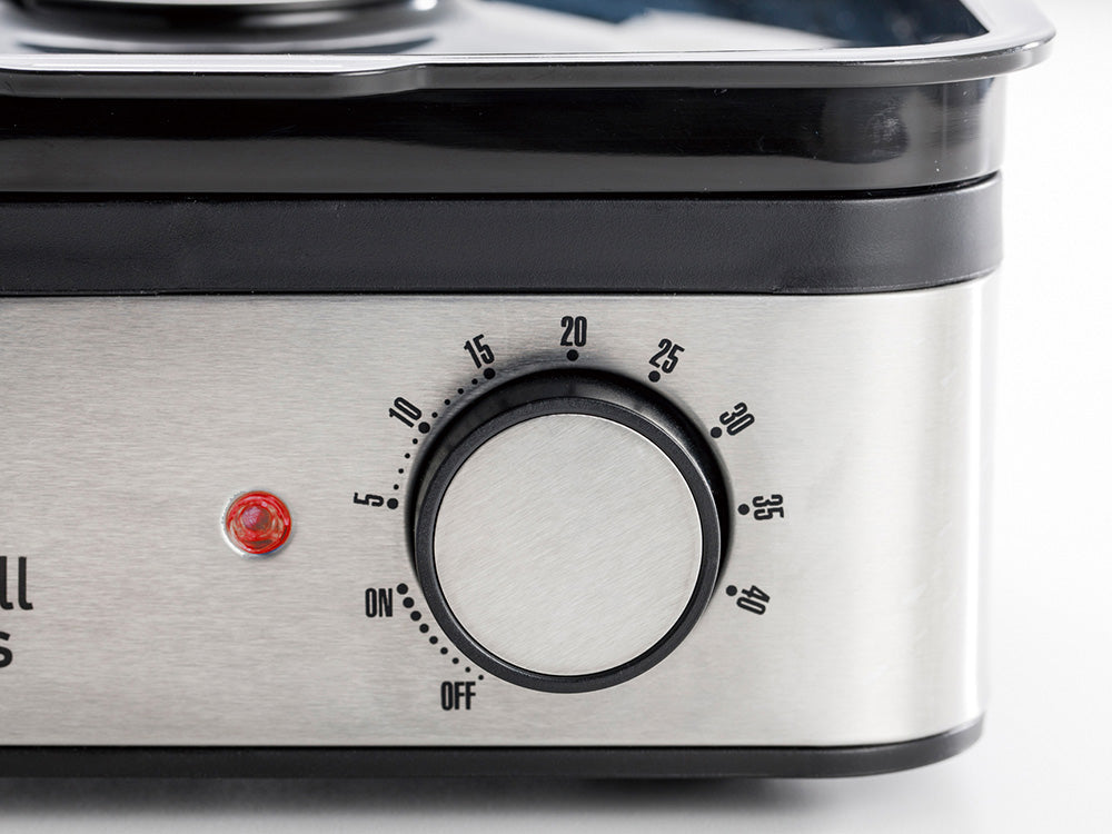 Russell Hobbsのミニスチーマー本体と付属のスチーム皿がキッチンで料理中