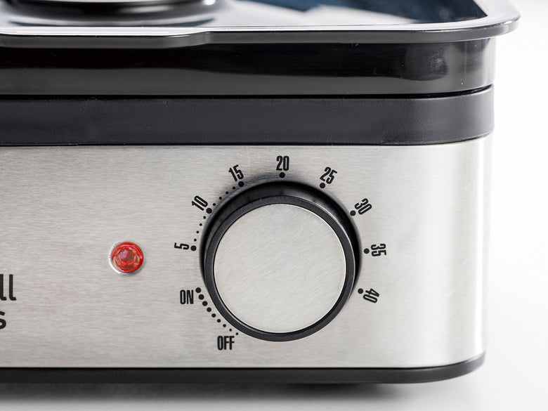 Russell Hobbsのミニスチーマー本体と付属のスチーム皿がキッチンで料理中