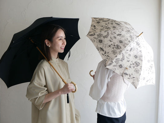 ビコーズのプレーンカラーまたはボタニカルプリント柄のスタイリッシュな傘、バンブーハンドルと8本の鉄製骨を備えたデザイン