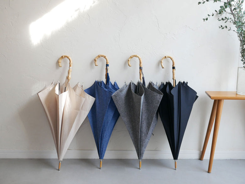 ビコーズのボタニカルプリントネイビー傘。ポリエステル100％の生地とバンブーハンドルを使用しています。