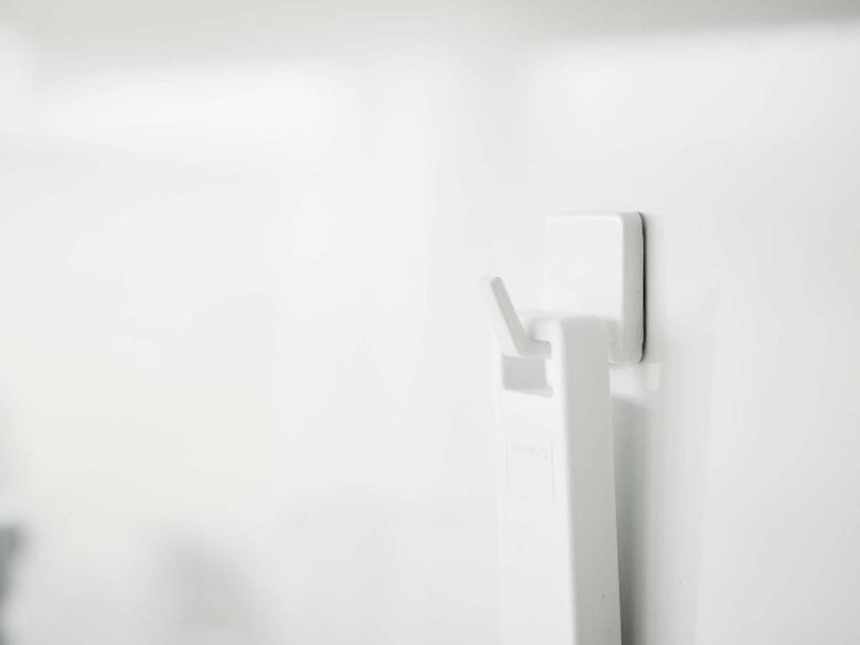 【tower/タワー】マグネット水切りワイパー Sがスチール製の壁面にしっかりと取り付けられている様子