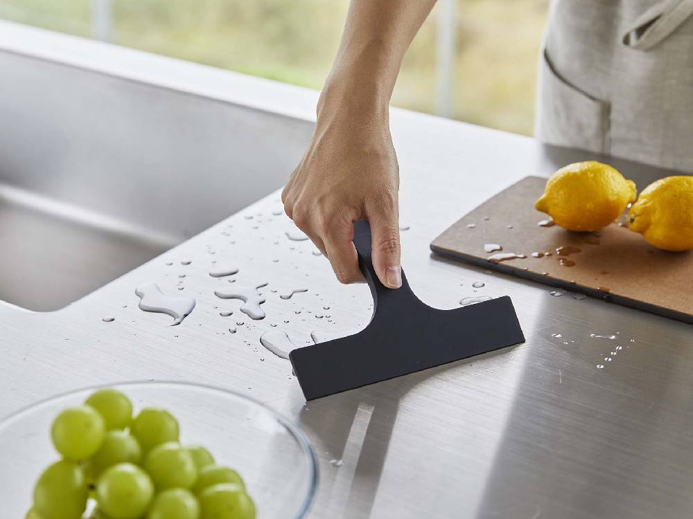 タワーのマグネット水切りワイパーSがキッチンで使用されている様子