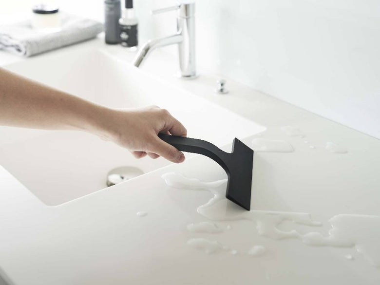 浴室のセラミックシンク横のスチール壁に取り付けられたシリコーン製マグネット水切りワイパー S