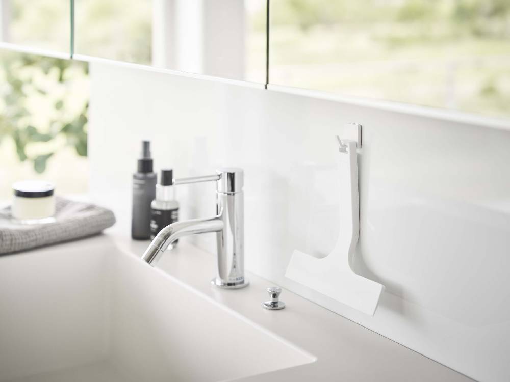 シルバーのマグネット水切りワイパー Sが浴室のシンクに取り付けられている様子