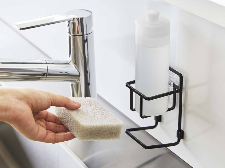 タワー型フィルムフックスポンジ＆ボトルホルダーがバスルームの洗面台横に取り付けられている様子
