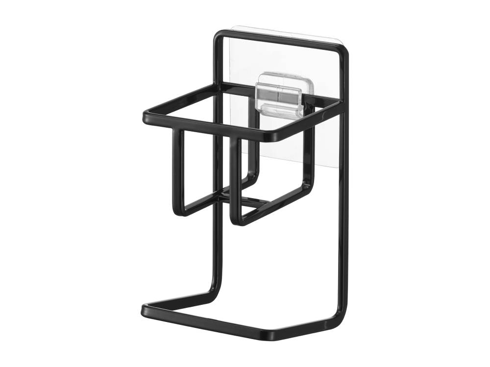 銀色のタワー型フィルムフックスポンジ＆ボトルホルダーが壁に取り付けられており、プラスチックとアルミ素材で作られたトイレットペーパーホルダーも備えられている