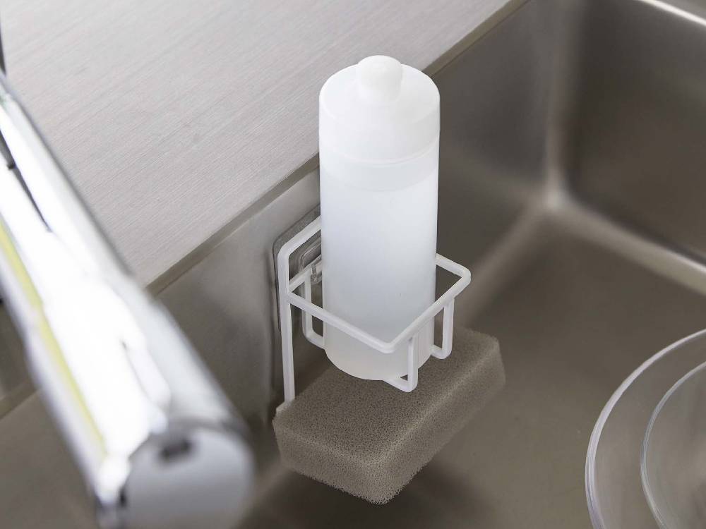 タワー フィルムフックスポンジ＆ボトルホルダーがキッチンシンク下に取り付けられ、ボトルとスポンジを収納している様子