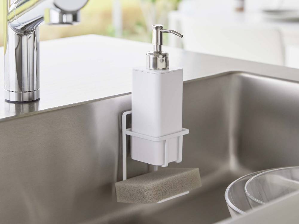 タワー製フィルムフックスポンジ＆ボトルホルダーがキッチンシンクに設置され、ボトルとスポンジを収納している様子