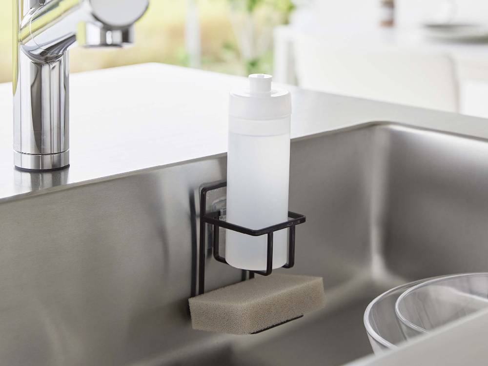 フィルムフックスポンジ＆ボトルホルダーにプラスチックボトルとソープディスペンサーが収納された家庭のキッチン壁面