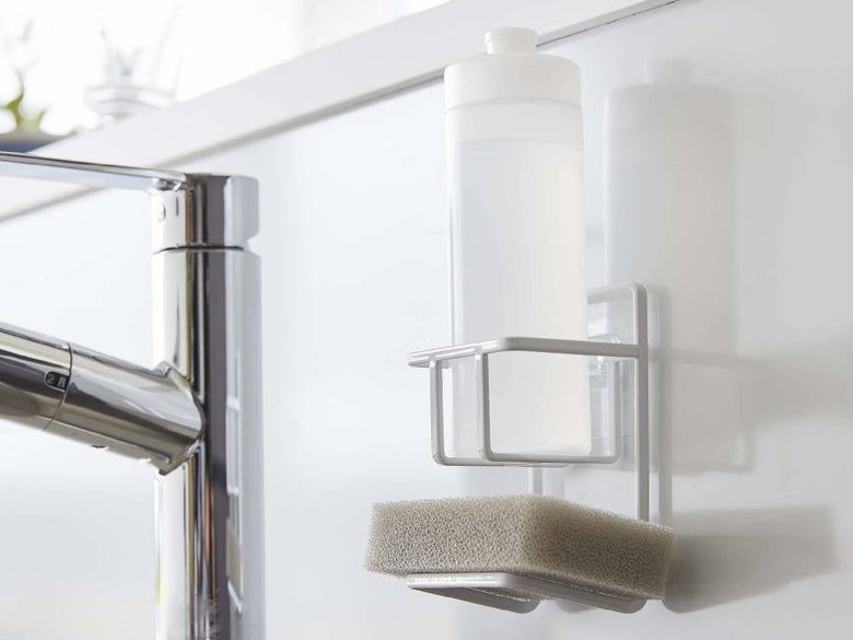 タワー型フィルムフックスポンジ＆ボトルホルダーがキッチンの壁に取り付けられ、ボトルとスポンジを収納している様子