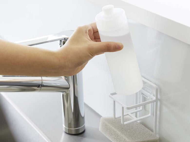 tower/タワー フィルムフックスポンジ&ボトルホルダー。スチール製でボトルとスポンジを収納する家庭用キッチン・バスルーム用フックホルダー。