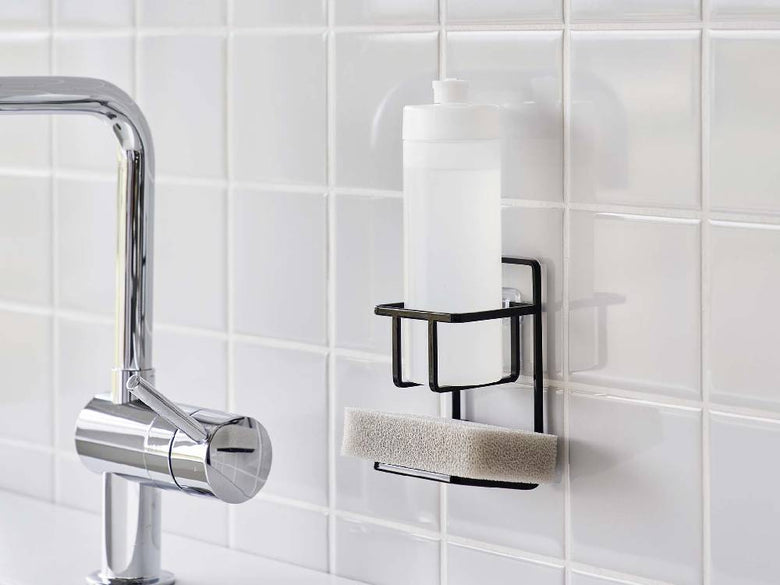 タワー フィルムフックスポンジ＆ボトルホルダー。銀色のステンレス製で、バスルームの壁に設置されたトイレットロールホルダーや石鹸ディスペンサーとともに使用されています。