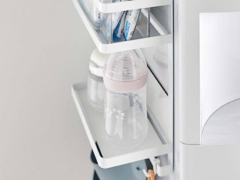 タワーウォーターサーバー用横マグネットラック2段。スチール製のグレーカラー棚と3つのフックがキッチンの壁に取り付けられています。