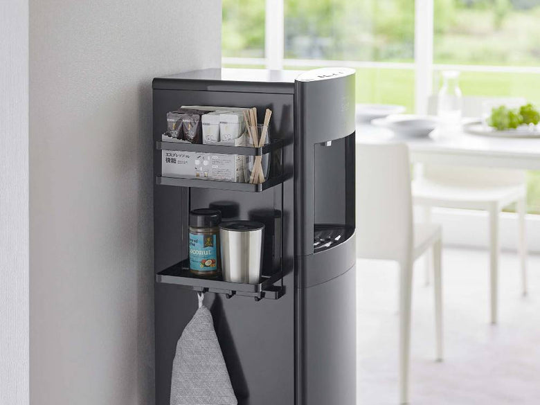 スチール製の2段マグネットラックがキッチンの壁に取り付けられ、花鉢や小型家電が配置されています。