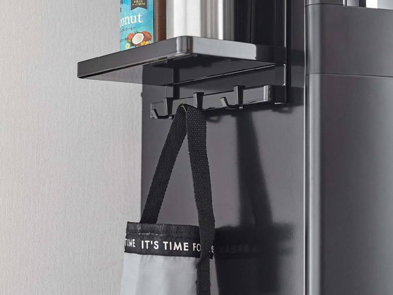 タワー型ウォーターサーバー横用2段マグネットラックがスチール製棚に取り付けられ、キッチン家電と共に配置されている様子
