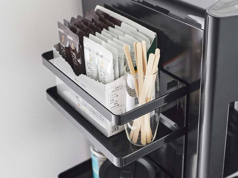 キッチンの壁に取り付けられた【tower/タワー】ウォーターサーバー横用2段スチールマグネットラック