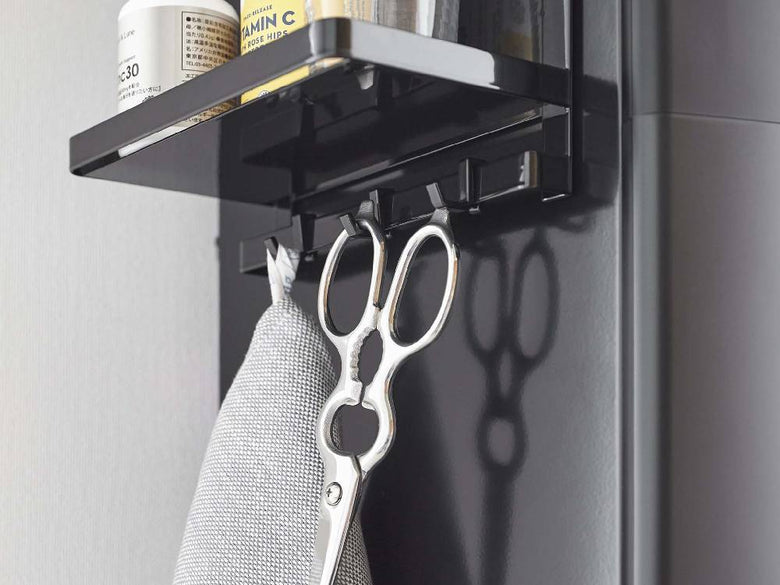 タワーウォーターサーバー横マグネットラック2段がスチールの壁面に取り付けられ、上段と下段にボトルが整然と配置されている様子