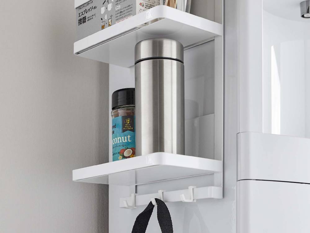 タワーウォーターサーバー横用2段マグネットラックがキッチンのスチール壁に設置されている様子