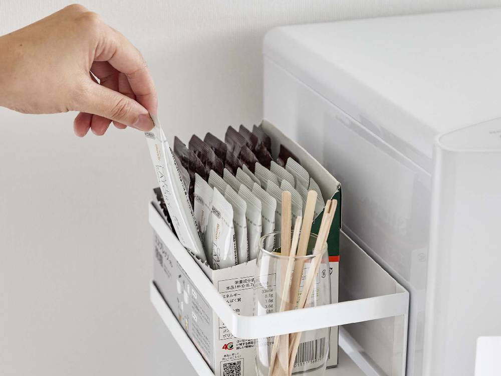 【tower/タワー】ウォーターサーバー横マグネットラック2段にオフィス用品やファイルフォルダーが整理されているデスクの様子