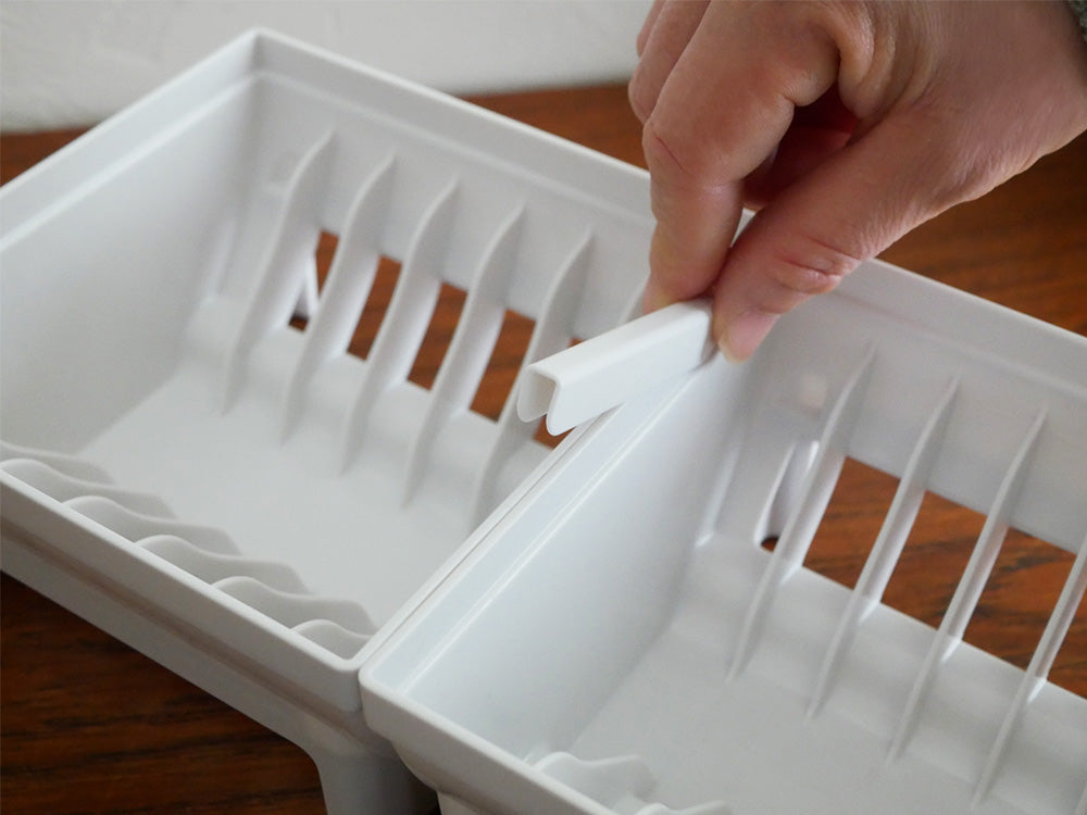 リッチェル トトノのプラスチック製ディッシュスタンドと蓋がトレイ上に整然と配置された家庭用収納セット