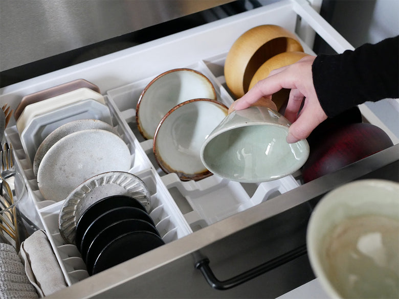 リッチェル トトノのディッシュスタンドセットがキッチン棚に整然と並べられている様子