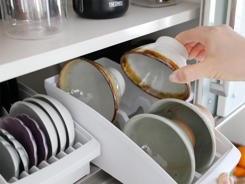 リッチェル トトノのディッシュスタンドがキッチンの棚に並べられ、食器や調理器具が整然と整理されている様子