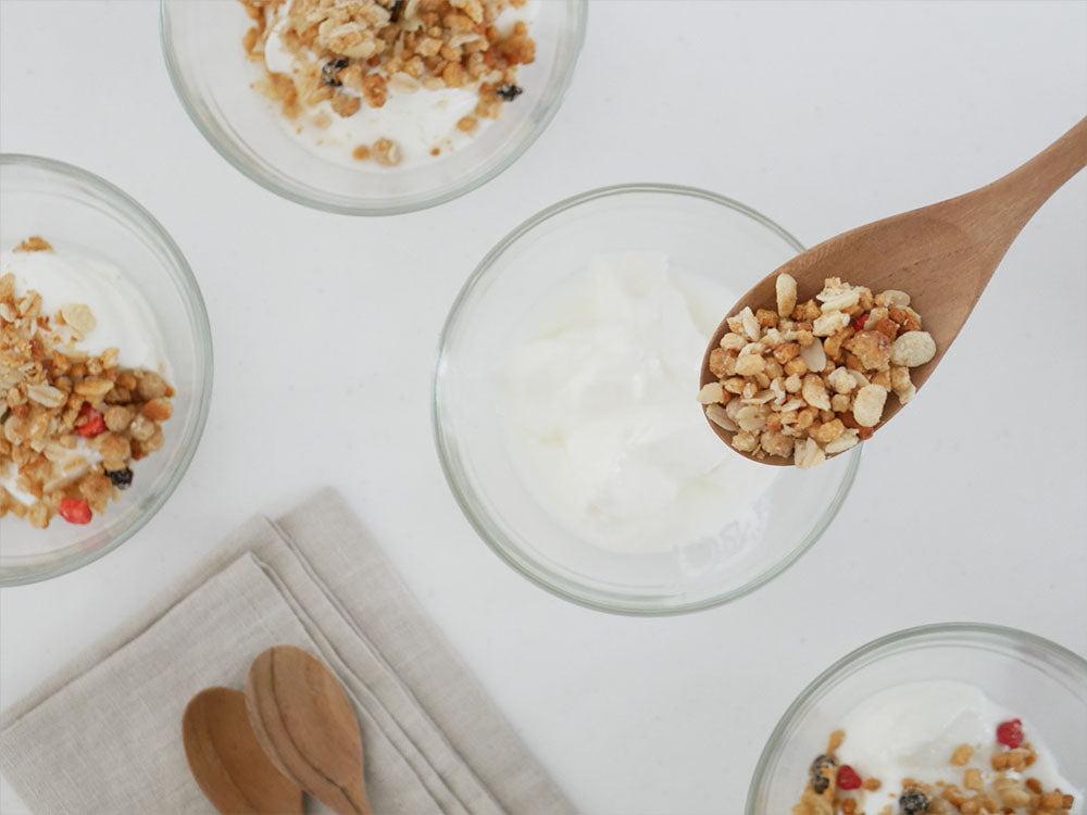 デュラレックスリスボウルに盛られた朝食シリアルとスプーンがテーブル上に置かれている様子