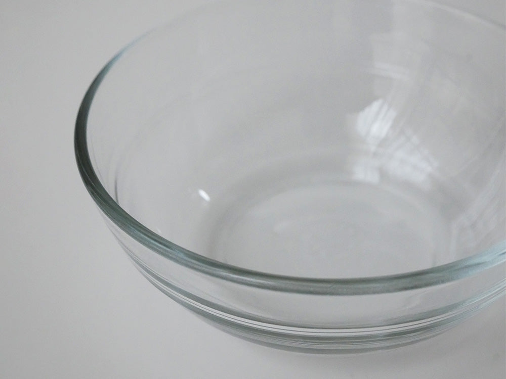 デュラレックス製の透明な物理強化ガラスリスボウルが複数サイズでキッチンテーブルに並べられている写真