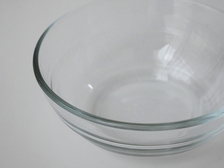 デュラレックス製の透明な物理強化ガラスリスボウルが複数サイズでキッチンテーブルに並べられている写真