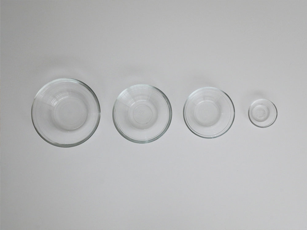 デュラレックスの全面物理強化ガラス製透明リスボウルがテーブルに美しく配置されています