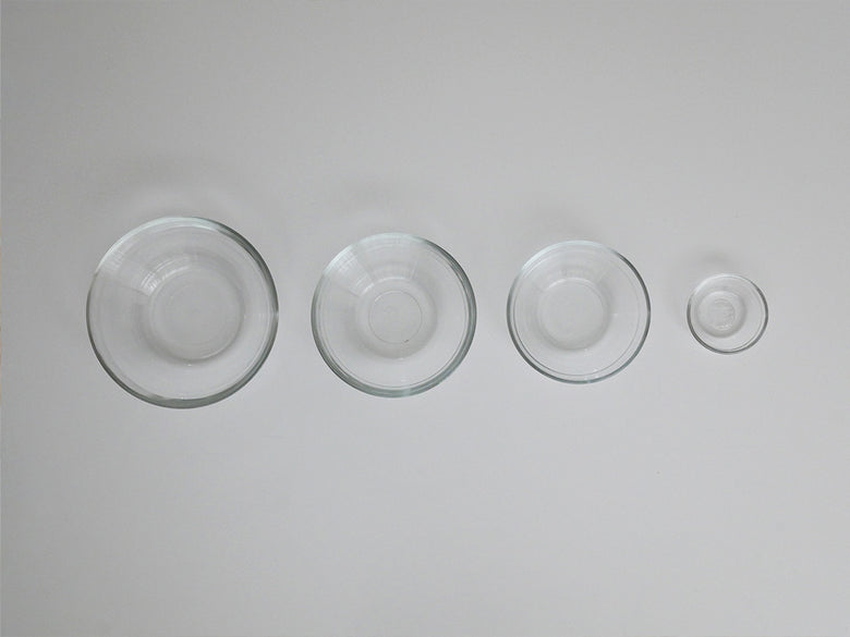 デュラレックスの全面物理強化ガラス製透明リスボウルがテーブルに美しく配置されています