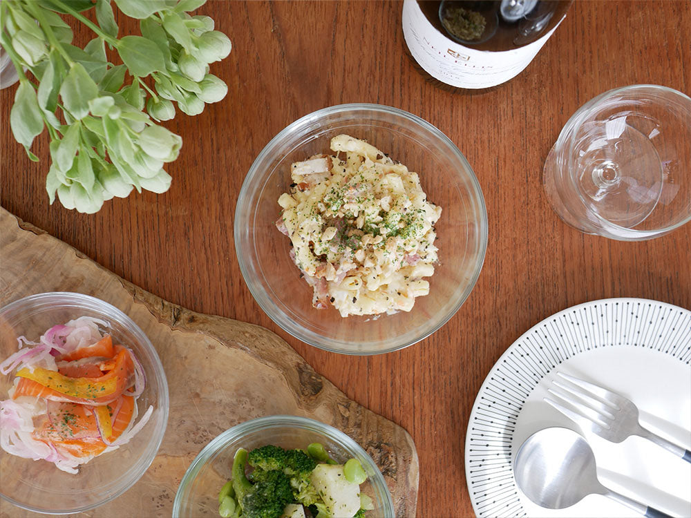 DURALEXリスボウルに盛られたサラダと新鮮な野菜がテーブルウェアと共に配置された食卓の風景