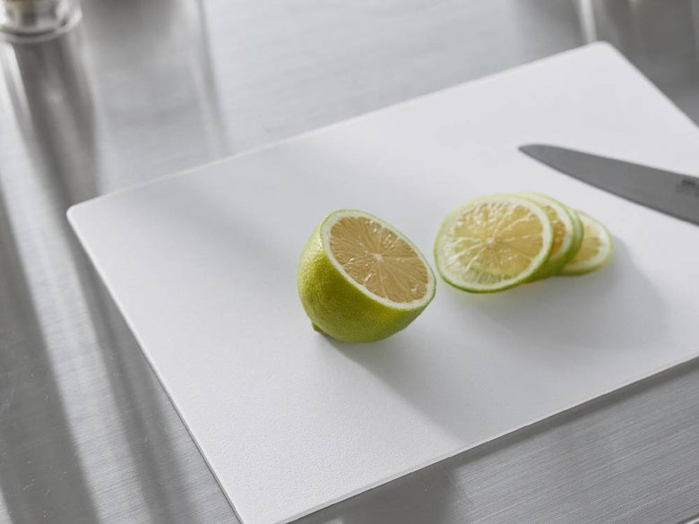 タワー抗菌シートまな板と柑橘類がキッチンのカウンター上に配置されている様子