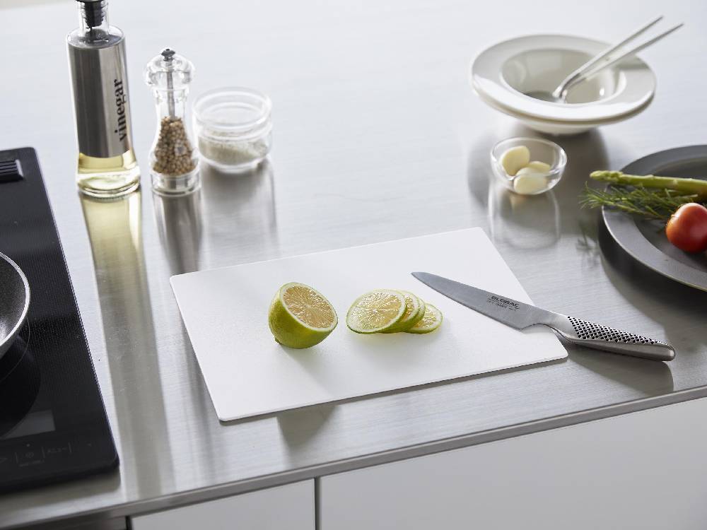 タワー抗菌シートまな板がキッチンテーブルに置かれ、果物や食器と共に整然と並べられている様子