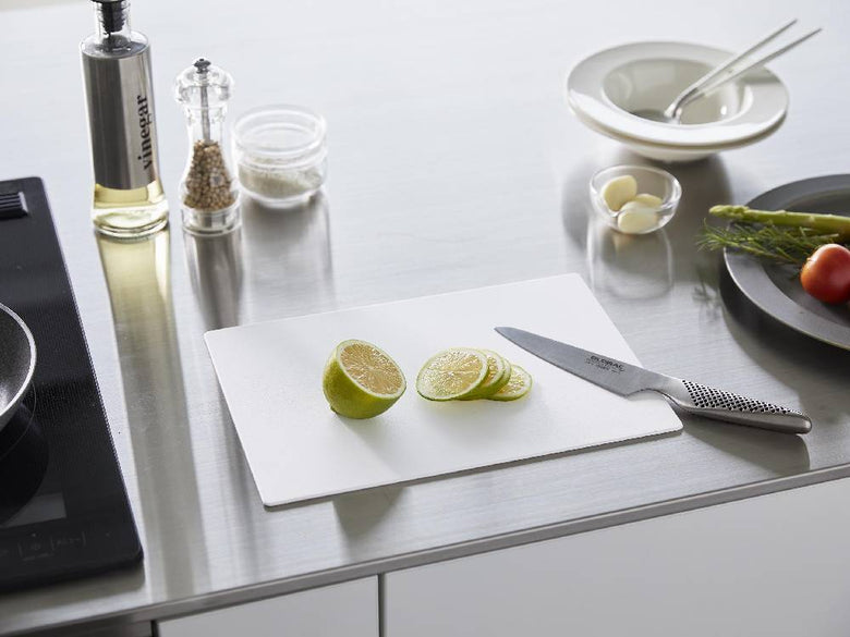 タワー抗菌シートまな板がキッチンテーブルに置かれ、果物や食器と共に整然と並べられている様子