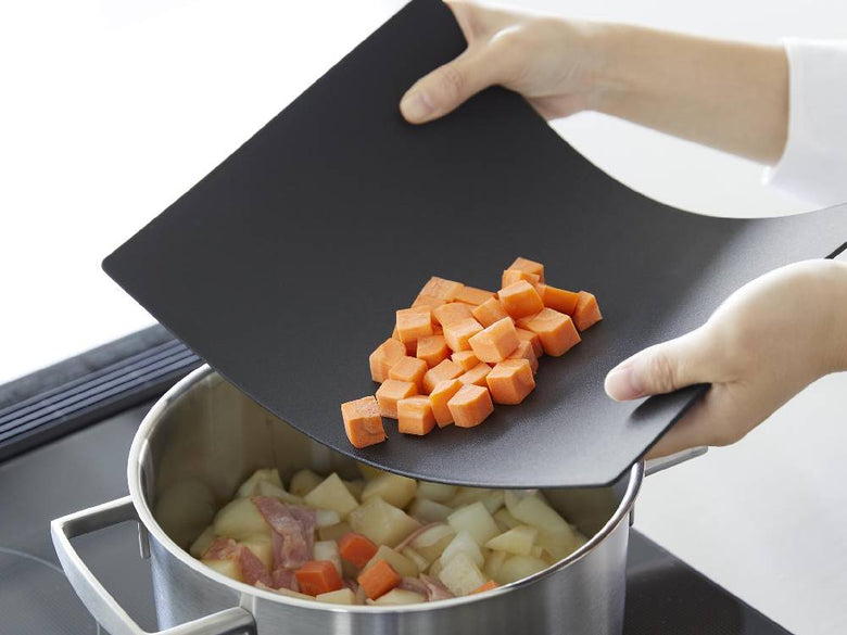 抗菌シートまな板の上に野菜や調理器具が置かれた台所の風景