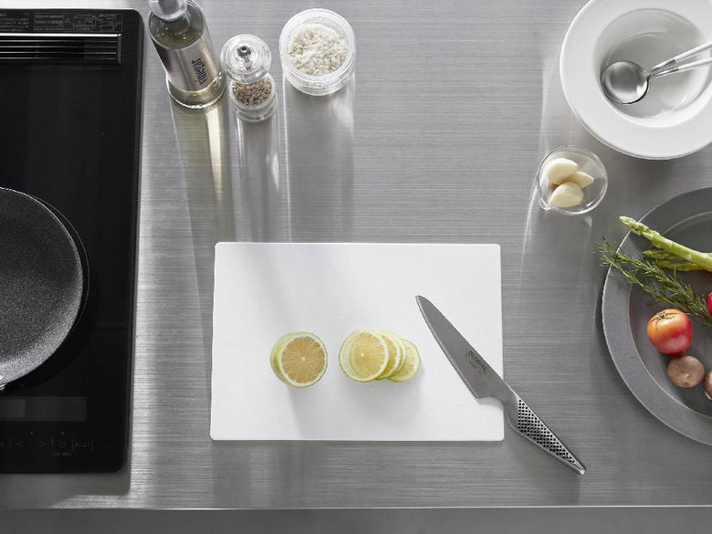 抗菌シートまな板「tower/タワー」と新鮮な野菜がキッチンカウンターに並べられている様子