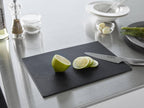 ポリエチレン製抗菌シートまな板の上にレモンが置かれたキッチン用品の画像