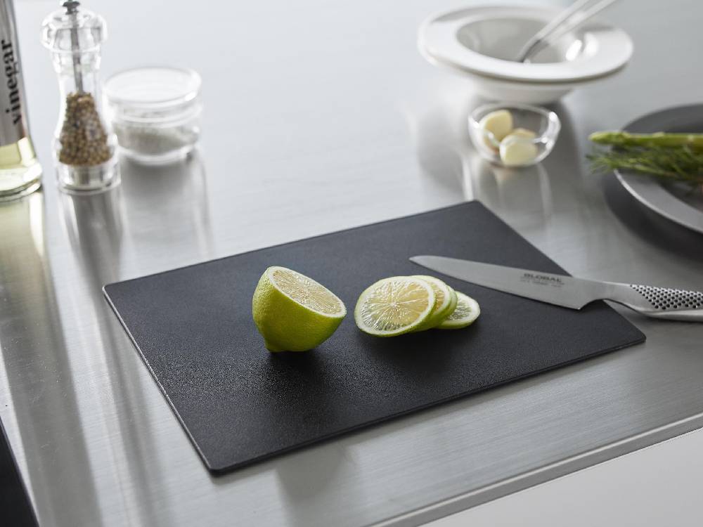 ポリエチレン製抗菌シートまな板の上にレモンが置かれたキッチン用品の画像