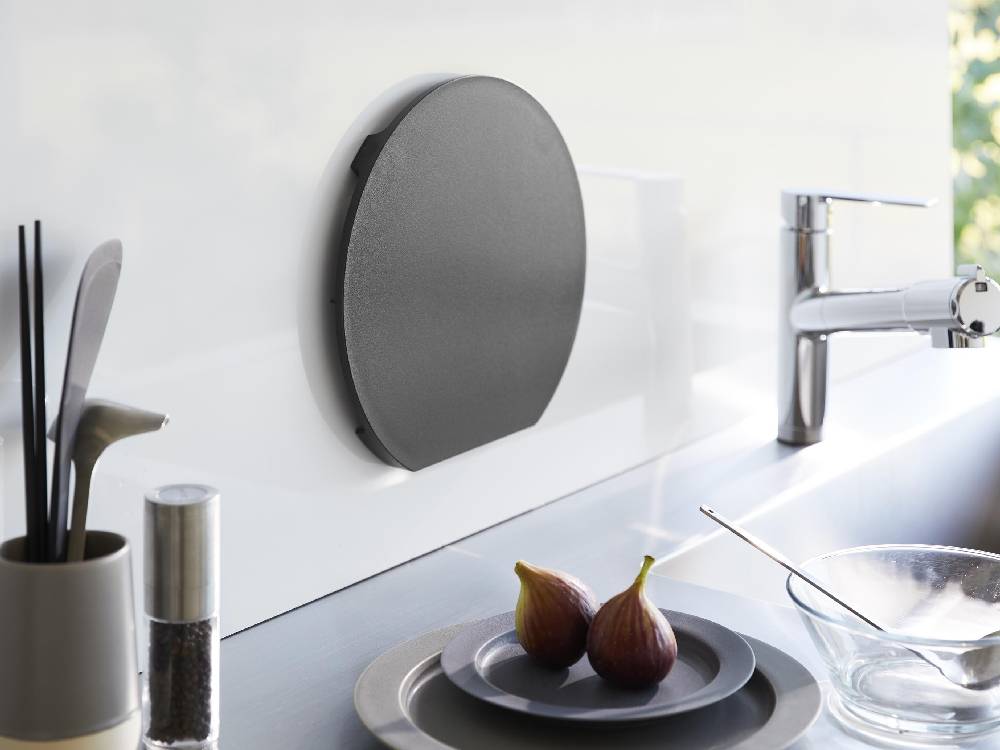 食洗機対応の銀色マグネット抗菌まな板がキッチンカウンターに置かれている様子