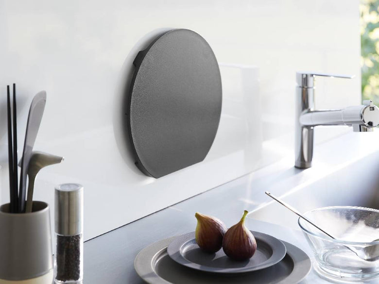 食洗機対応の銀色マグネット抗菌まな板がキッチンカウンターに置かれている様子