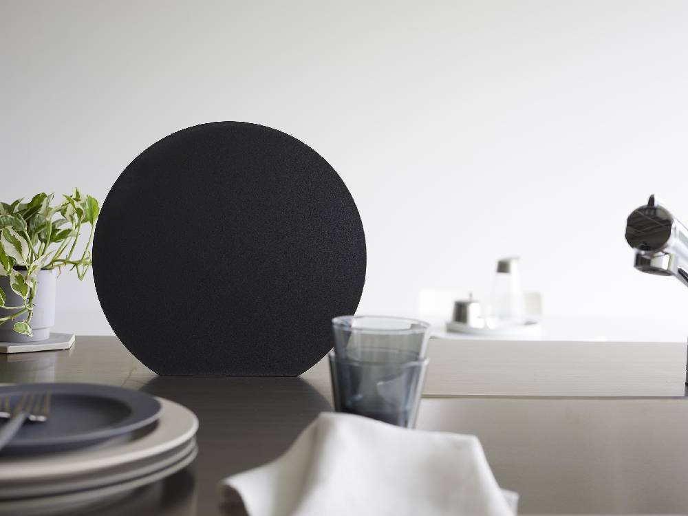 マグネットでスチール壁に取り付けられた食洗機対応抗菌まな板「tower」がキッチンに展示されている様子