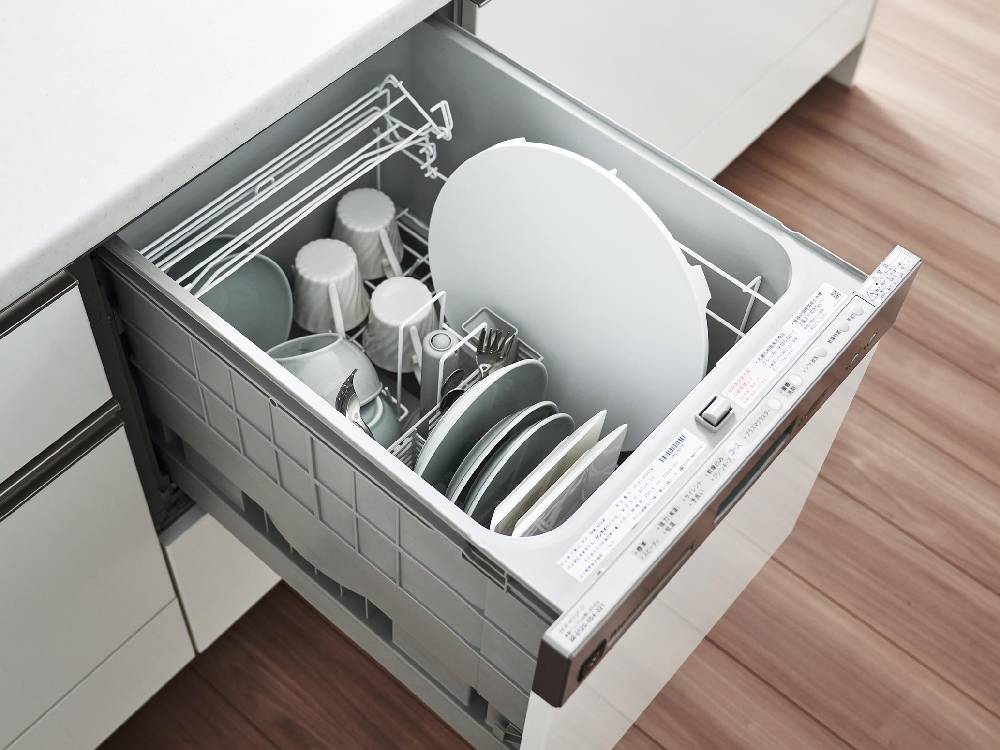 タワーの銀色食洗機対応マグネット抗菌まな板ラウンドがキッチンのスチール壁に取り付けられている様子