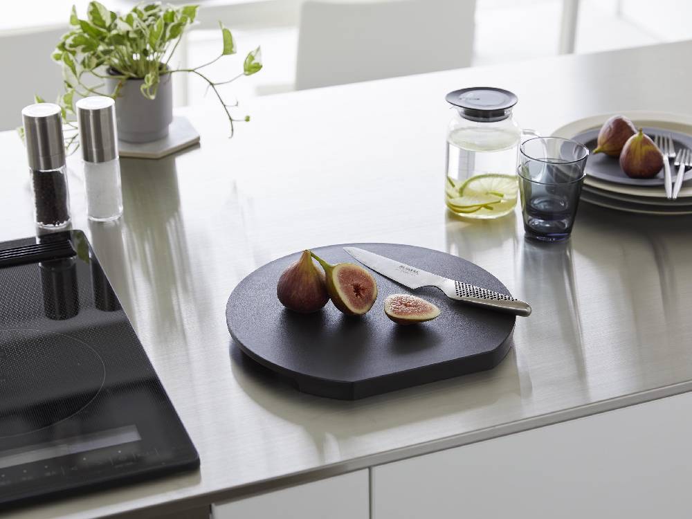 タワー食洗機対応マグネット抗菌まな板ラウンド。ポリプロピレン製の円形まな板がスチール壁面に簡単に取り付け可能