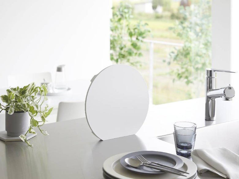 タワー食洗機対応マグネット抗菌まな板が、陶器の花瓶やキッチン家電と共にコーヒーテーブルに置かれている様子