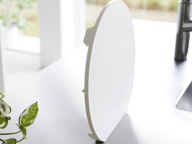 食洗機対応のマグネット抗菌ラウンドまな板。ポリプロピレン製でスチール壁に簡単に取り付け可能。