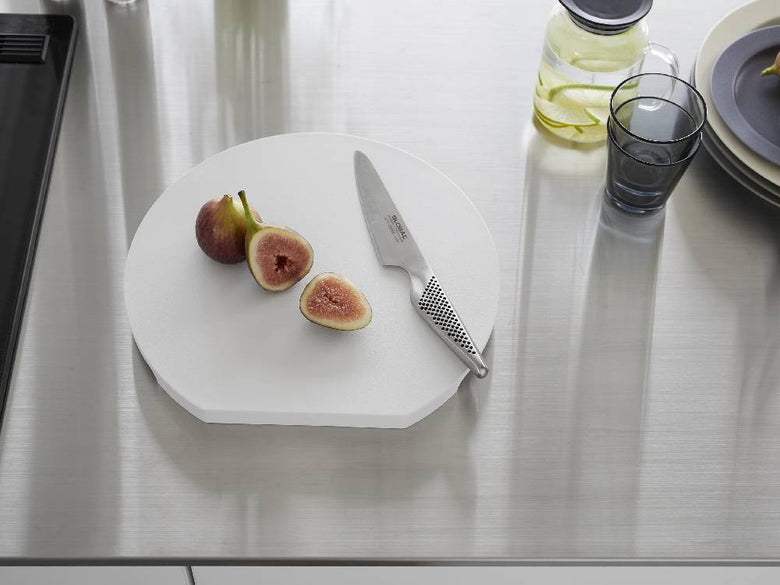 食洗機対応のタワーマグネット抗菌まな板がトレイ上に置かれ、食器や果物と共に配置されたキッチン用品