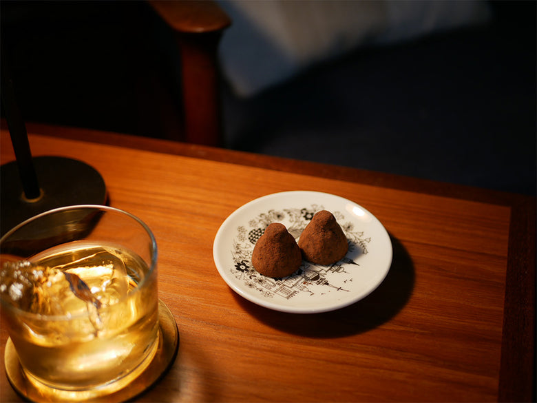 アラビア エミリア プレートとカクテルグラスが美しく配置された磁器製テーブルセッティング